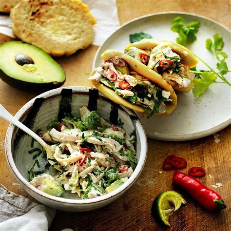 Arepas  tillsammans kyckling  samt avokado ; Majsbröd.