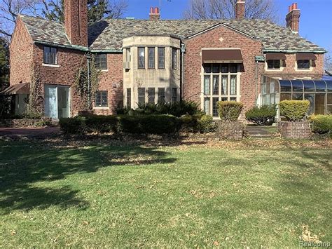 DETROIT (FOX 2) - You could live in the house where Aretha Franklin lived when she was a child. The home at 7415 La Salle Blvd. near W. Grand Boulevard is on the market for $379,900. …. 