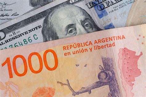 Argentina devalúa 50% su moneda y anuncia un paquete de urgencia
