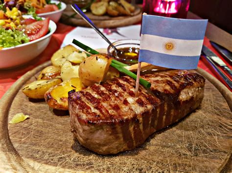 Argentina steak. In Argentina, steak milanesa commonly accompanies french fries. Chicken fried steak, by contrast, is traditionally served with mashed potatoes and green beans. Read the original article on Food ... 