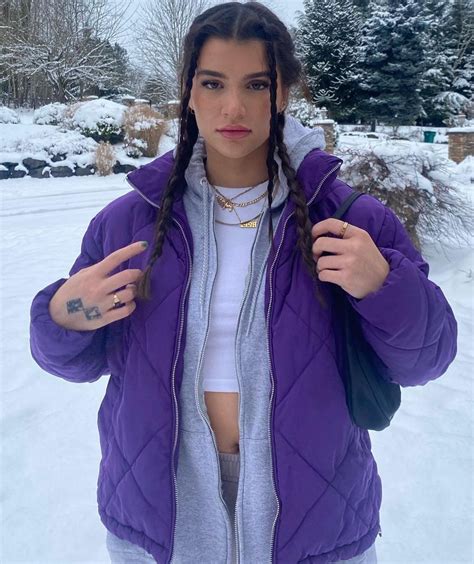 Born on March 7, 2001, in the picturesque city of Seattle, Washington, Ari Kytsya has captured the hearts of millions with her captivating Instagram posts and engaging content. At just 22 years old, this American influencer has taken the digital world by storm, leaving her mark as a model, fashion icon, and TikTok sensation.