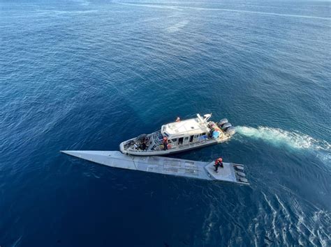 Armada de Colombia encuentra más de 2.600 kilogramos de cocaína en un barco semi sumergible