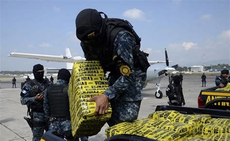 Armada de Ecuador detiene a dos sujetos por narcotráfico que navegaban rumbo a México