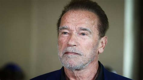 Arnold Schwarzenegger dice que su padre fue uno de los millones de personas “absorbidas por un sistema de odio” mediante mentiras