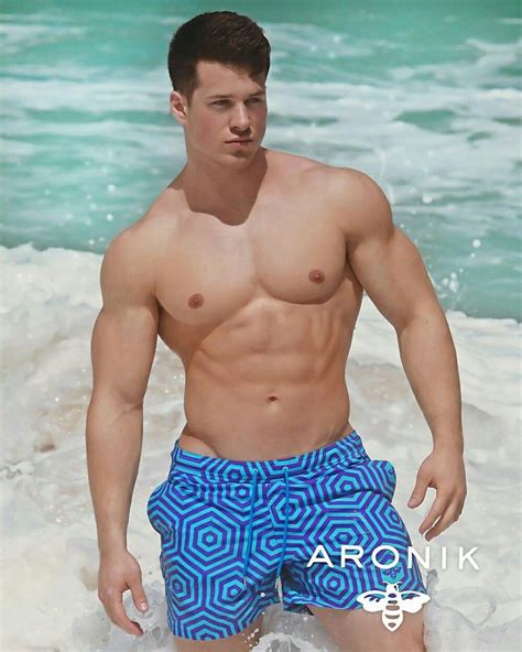 Aronik - Aronik Swim regular hoodie has what you're searching for, whether you want a timeless black hoodie or something more colorful and striking. The Standard Lux is a simple and sophisticated swimsuit that is perfect for any occasion. With its timeless design, the Standard Lux is sure to become a go-to item in your wardrobe. Whether you're lounging ...