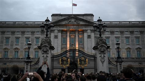 Arrestan a un hombre afuera del Palacio de Buckingham días antes de la coronación del rey Carlos III