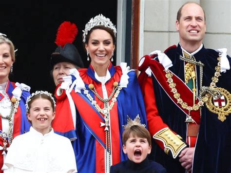 Arrodillado ante su padre: te explicamos este gesto del príncipe William en la coronación