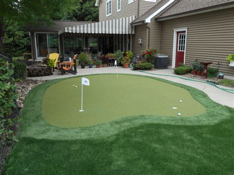 Artificial Putting Greens - Synthetic Puttin Greens Custom Turf