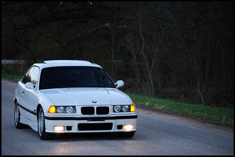 Artsmoto - BMW E36 Fans: Lowered Alpine White 318ti