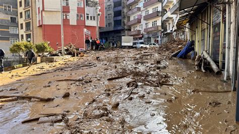 Artvin'de sel ve heyelan riski nedeniyle 5 bina boşaltıldı - Son Dakika Haberleri