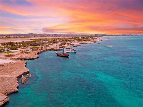 Calculations of sunrise and sunset in Aruba – Aruba – Aruba for October 2024. Generic astronomy calculator to calculate times for sunrise, sunset, moonrise, moonset for many cities, with daylight saving time and time zones taken in account.. 