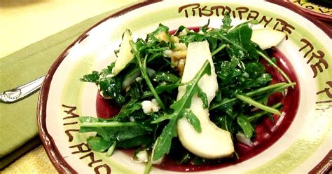 Arugula Salad with Pears and Asiago / L