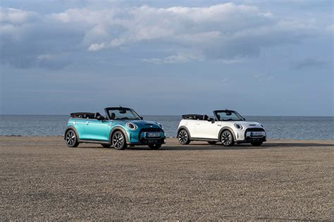 As blue as the sea, as stunningly white as the beach: the MINI ...