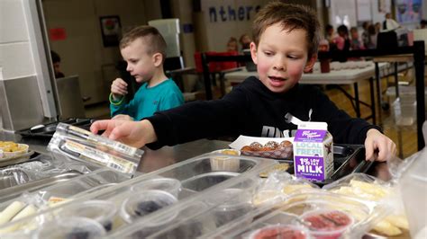 As kids go hungry, Wisconsin might bring back free school meals.