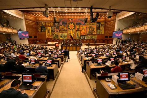 Asamblea de Ecuador retoma funciones seis meses después de su disolución. Henry Kronfle, del Partido Social Cristiano, es el nuevo presidente