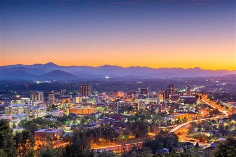 Summer weather in Asheville. Summer weather in Asheville is quite pleasant with the temperature averages fluctuating between 73.8°F (23.2°C) and 62.1°F (16.7°C), giving way to warm and agreeable conditions which peak in July at 84°F (28.9°C). Rainfall during these months remains relatively low, contributing to the generally sunny conditions.. 