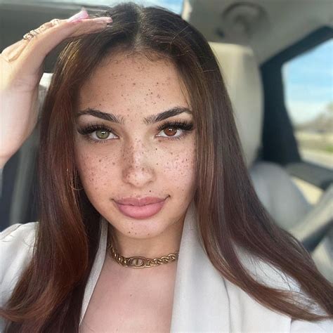 Ashkash head. Ash Kaashh was born on January 9, 1998, and hails from Chicago, Illinois. She is a famous TikTok and OnlyFans user, social media influencer, model and professional nail artist. Her Instagram account boasts more than two million followers. She uploads multiple photos regularly, and can be found at @ash.kaashh. 
