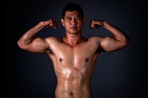 SHARE. Chinese powerlifter Yue Yang recently shared how he trained himself for years to become the “strongest man” in China. The 5-foot-10 inch tall athlete from Beijing has an impressive .... 