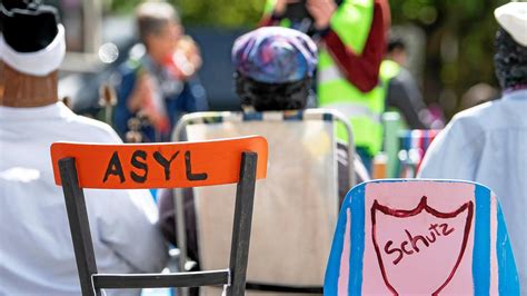 Asyls&ouml;kande barn med apatiskt tillst&aring;nd : Om bem&ouml;tande och