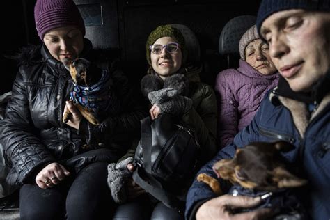 At Ukraine’s front, police try to evacuate holdout families