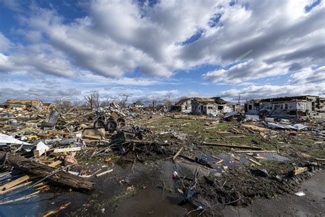 At least 18 dead after tornadoes rake US Midwest, South