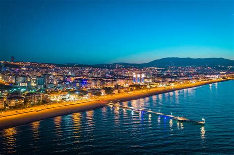 Atakum Atakum İlkadım ve Canik'le beraber 3 merkez ilçeden biri olan Atakum'un nüfusu 2018 itibariyle 202.