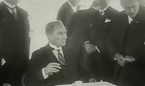 Atatürk'e Yapay Zeka ile Bir Fırtına Tuttu Bizi Türküsünü Söylettiler.