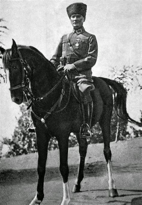 Atatürkün ata binmiş resmi