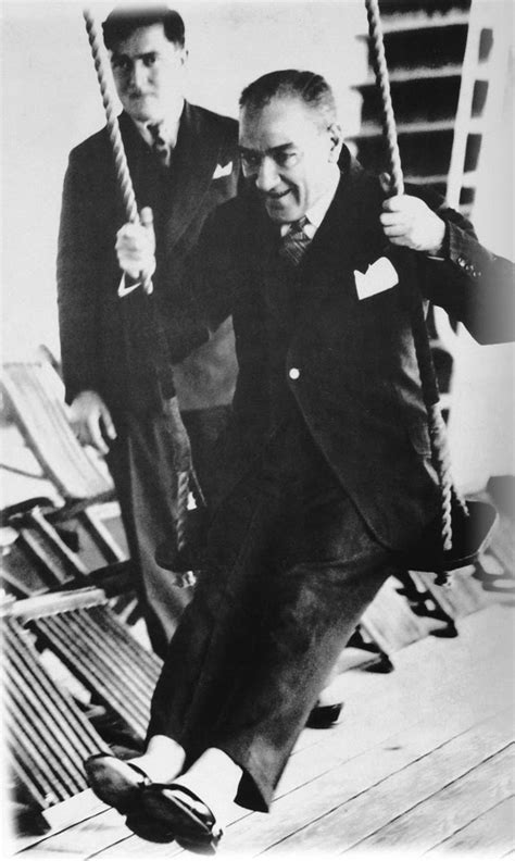 Atatürkün salıncaktaki resmi