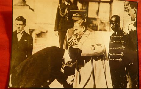 Atatürk ün elini öpen ingiliz