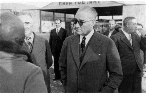 Atatürk güneş gözlüklü