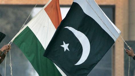 Ateşkes sonrası Hindistan Cumhuriyeti Pakistan liderleri bayrakları altında güvence arayışında.