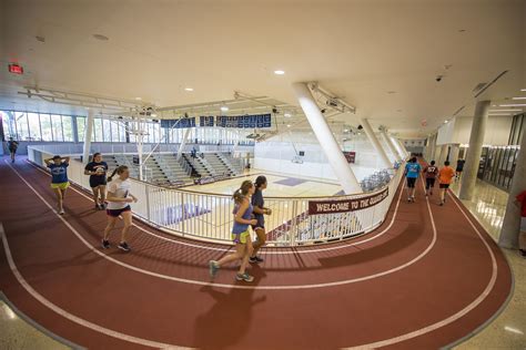 Athletic center. Athletic Center, Azienda sportiva ventennale, si propone attualmente sul mercato con una struttura di oltre 2000 metri quadrati. 