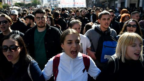 Atina''da 10 bin öğrenci özel üniversitelere karşı yürüdü