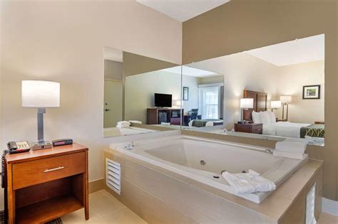 Atlanta hotel with jacuzzi tub in room. Hotel ZaZa Dallas. If you’re looking for a more unique getaway, check yourself into a suite at the Hotel ZaZa Dallas and enjoy having an in-room Jacuzzi tub for added comfort and privacy. Grab dinner at the award-winning on-site Dragonfly restaurant, take advantage of the relaxing day spa, and check out the thrilling nightlife scene within ... 