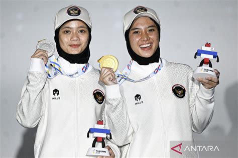 Atlet panjat tebing indonesia putri.  Check and record temperatures of the testi...