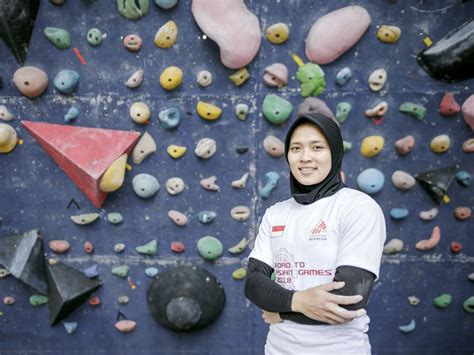 Atlet panjat tebing wanita korban. .  ...