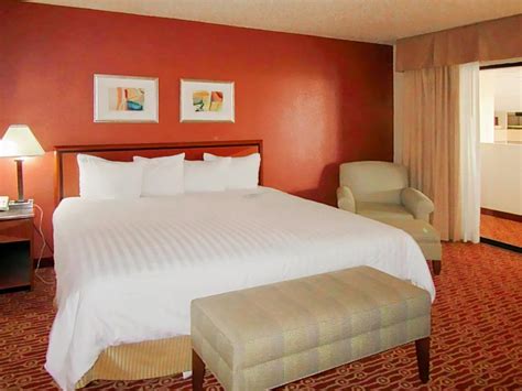  Book a room at this upscale hotel in Irving, near DFW Airport and Irving Mall Shopping District. Enjoy free WiFi, parking, airport shuttle, indoor pool, restaurant, and gym. .