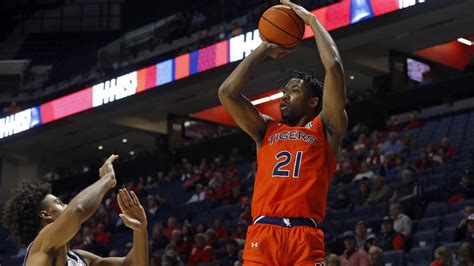 Auburn’s top ’22 hoops signee, Traore, plans to transfer