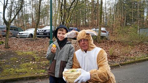 Auch der Hase bekommt im Tierpark Gera Leckereien