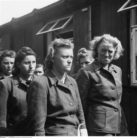 KZ-Aufseherinnen waren Hitlers mörderischer Eliteeinheit SS unterstellt - daher der Name der Ausstellung. In dem Lager in der Nähe von Berlin wurden mehr als 3300 Aufseherinnen auf ihre Arbeit - auch in anderen Lagern - vorbereitet. Nicht alle von ihnen haben wie Maria Mandl ihre Arbeit aus Überzeugung gemacht.. 