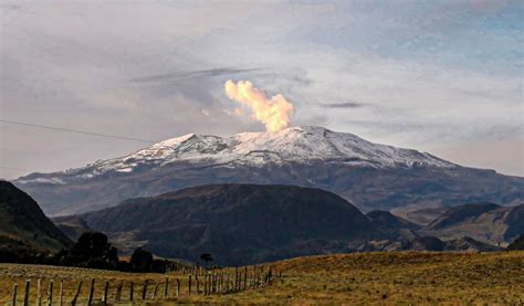 Aumenta la actividad sísmica del volcán Nevado del Ruiz en Colombia, reporta el Servicio Geológico