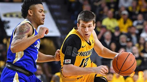 He chose Wichita State over offers from South Dakota and Arkansas State. During his freshman year, Austin Reaves averaged 4.1 points, 1.8 rebounds, and 1.1 assists in 11.8 minutes. He also underwent surgery to repair a torn labrum on his left shoulder. Reaves averaged 8.1 points, 3.1 rebounds, and 2.0 assists in 21.5 minutes per game his .... 