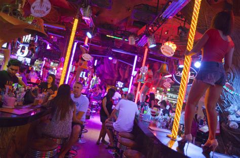 Austin texas strip clubs. Jun 3, 2021 · In addition to raising the age to work at Texas sex shops, strip clubs, etc., to age 21, S.B. 315 also bans anyone under age 18 from so much as entering the premises of a sexually oriented ... 