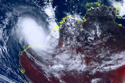 Australia’s most powerful cyclone in 8 years to cross coast
