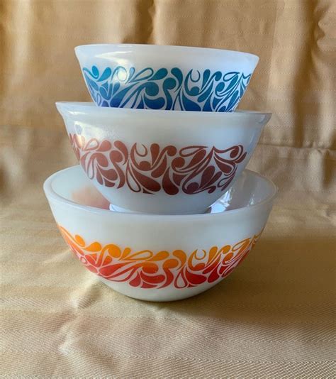 Australian Agee Pyrex 3 piece bowl set from 1978. Pattern is called