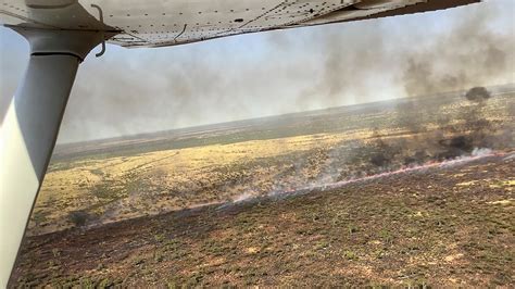 Australian authorities protect Outback town against huge wildfire