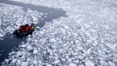 Australian icebreaker heads to Antarctic station to rescue expeditioner suffering medical condition