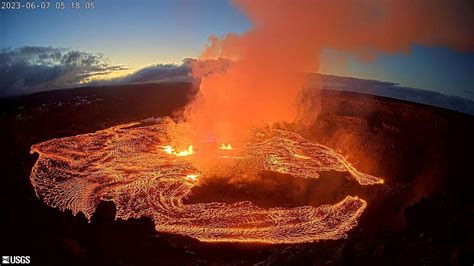 Authorities raise alert level as Kilauea volcano erupts
