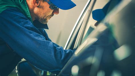 The base salary for Auto Glass Repair Technician ranges from $46,303 to $69,103 with the average base salary of $57,303. The total cash compensation, which includes base, and annual incentives, can vary anywhere from $47,003 to $71,403 with the average total cash compensation of $57,503.. 